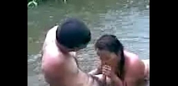  Novinha metendo no rio